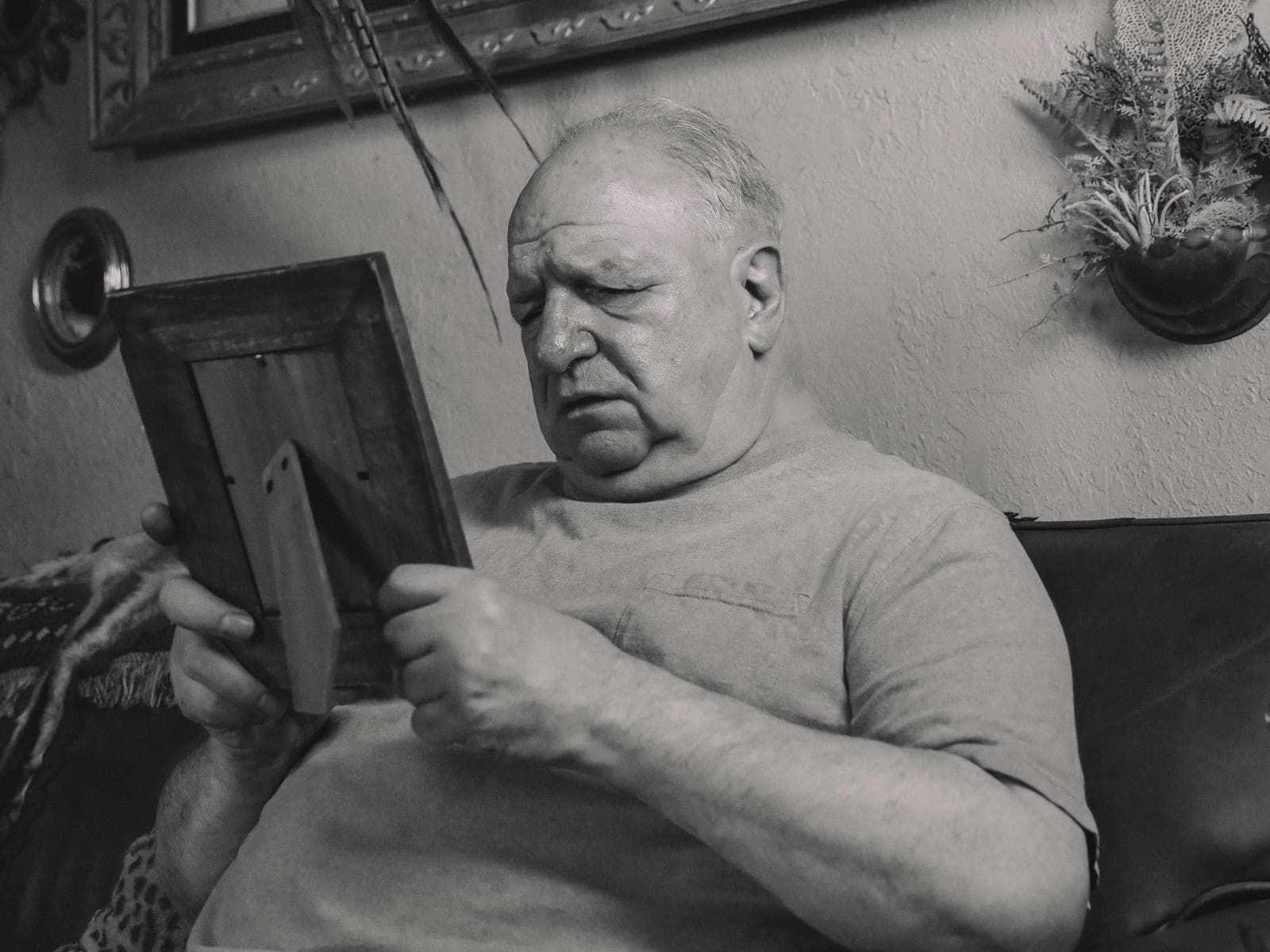 Homem idoso olhando para foto — Alzheimer hereditário e risco genético