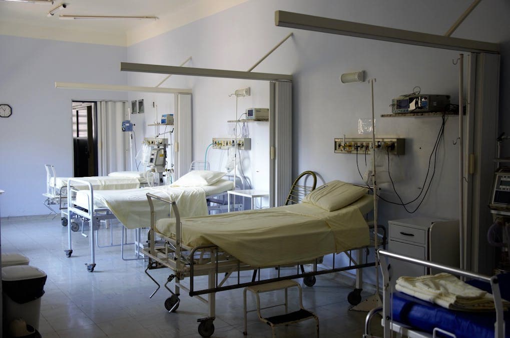 Familiar acompanhando idoso com demência em corredor de hospital durante internação