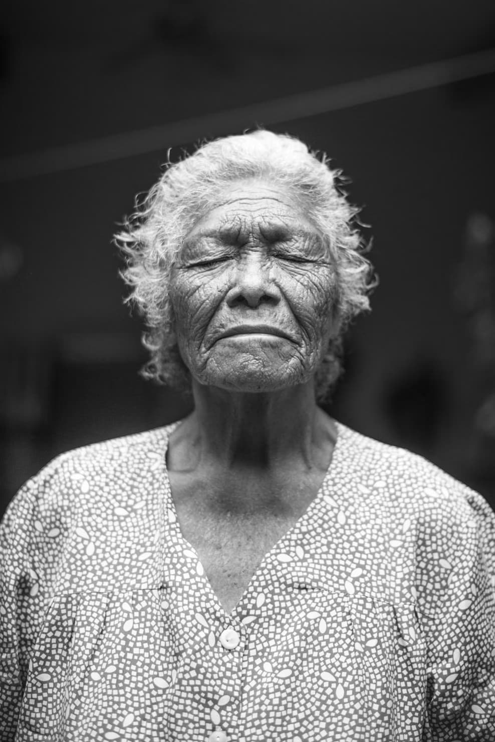 Idosa de olhos fechados — distúrbios de sono no Alzheimer