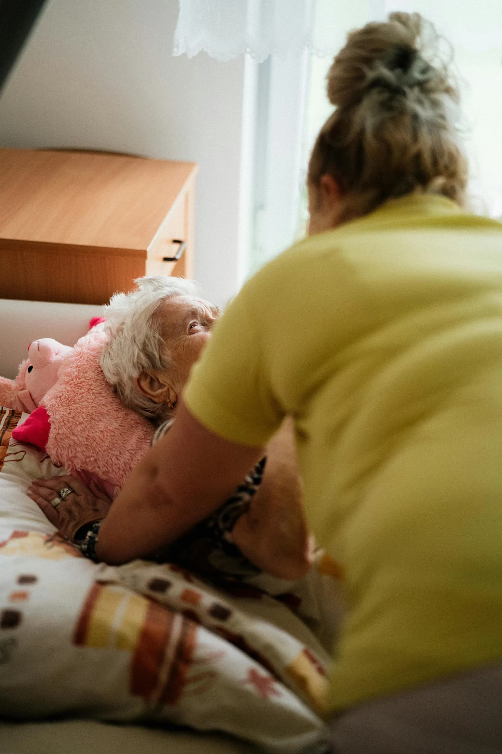 Cuidadora auxiliando idosa em lar de cuidados para idosos