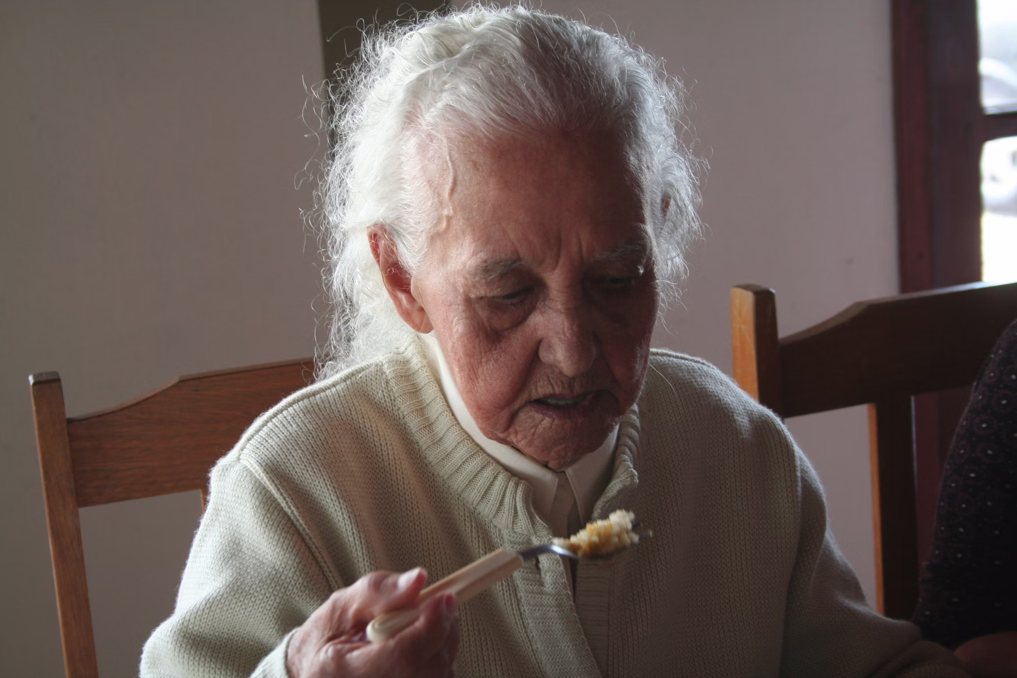 Idosa comendo — suplementos e alimentação para prevenção do Alzheimer